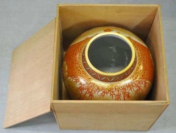 木箱の中に壺が収められている