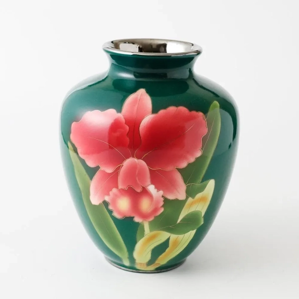 花の柄が描かれた七宝焼を正面から撮影した写真