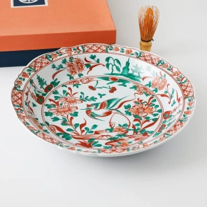 橘吉ブランドの赤絵花鳥大皿です。磁器の皿に緑色と赤色で草花と鳥の絵が描かれています。