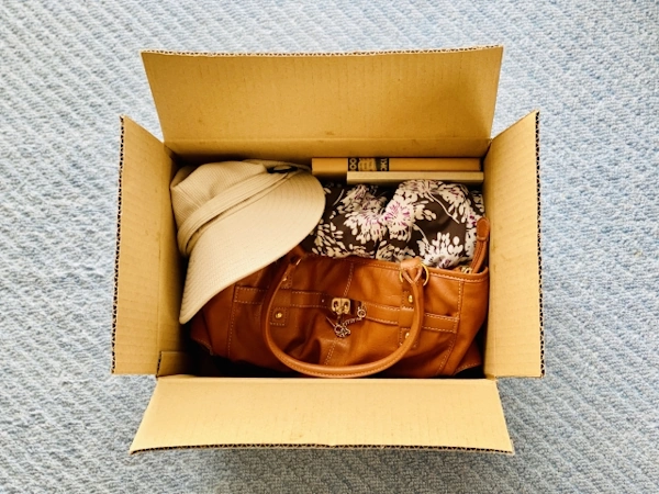 段ボールに荷物をまとている写真