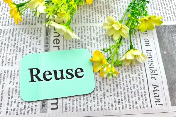 新聞に花とラベルが乗っている