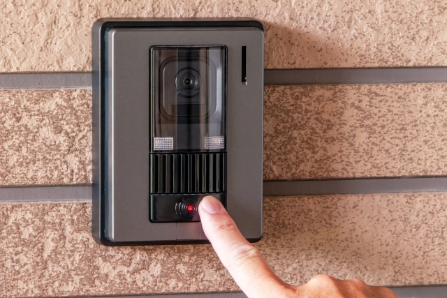 チャイムを押している様子