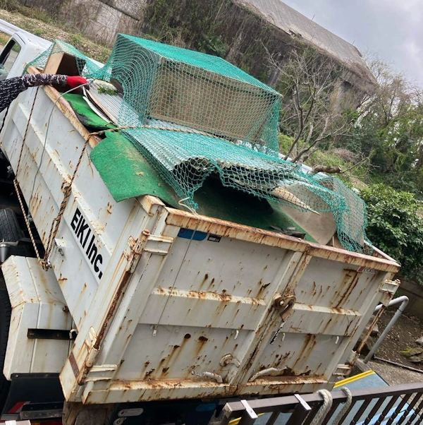 富山の株式会社エイキリサイクル事業部が、不用品回収をしてトラックに積んでた様子