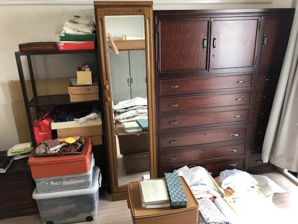 部屋の荷物がまとめられている様子