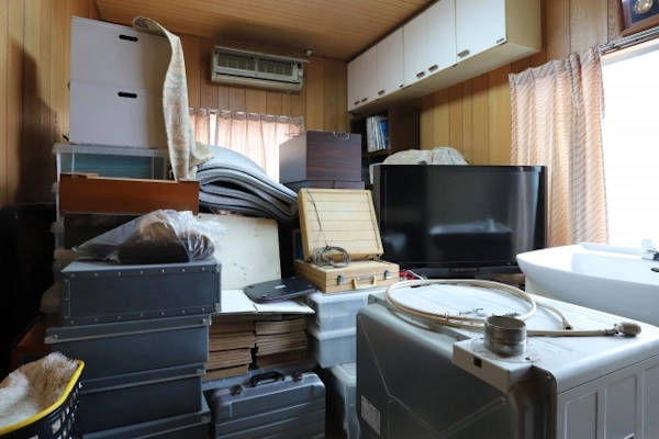 部屋に荷物が山積みになっている様子