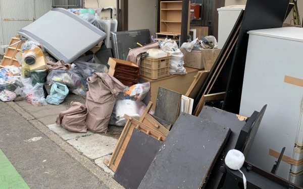 不用品が外にまとめられている様子