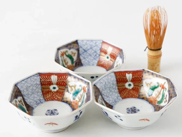 今回のお品。八角鉢を３客。