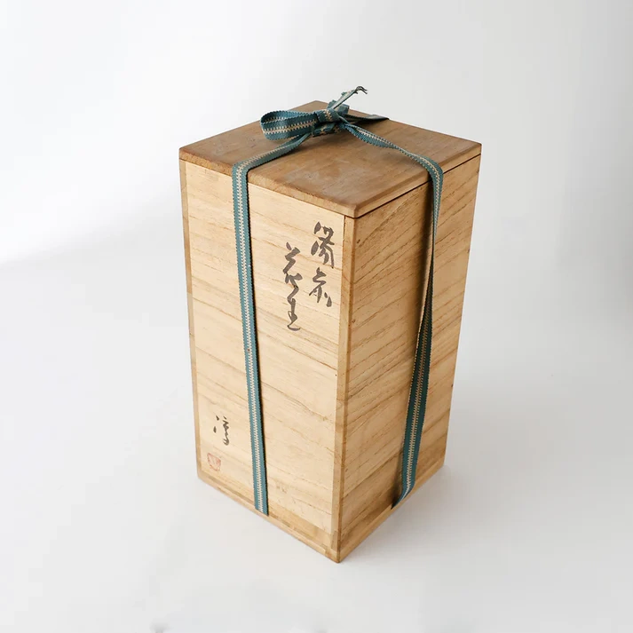 陶芸家、伊勢崎淳氏による備前花器の外箱