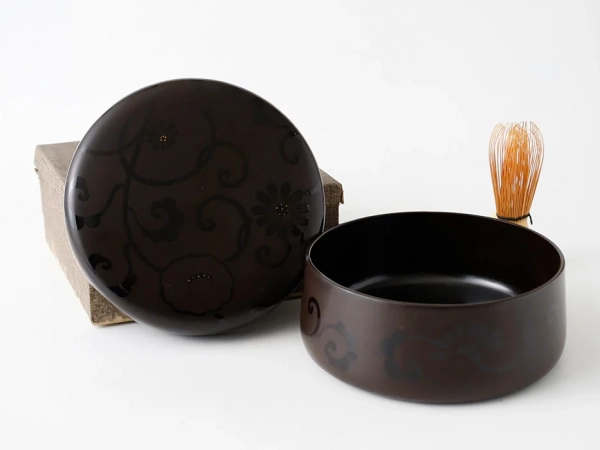 高岡漆器の蓋付菓子鉢。美しい花唐草（はなからくさ）の文様が特徴的。