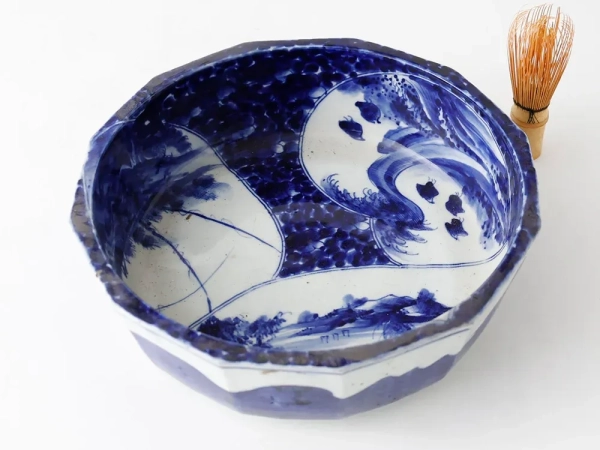 贅沢に描かれた染付（そめつけ）の美しさが印象的な菓子鉢
