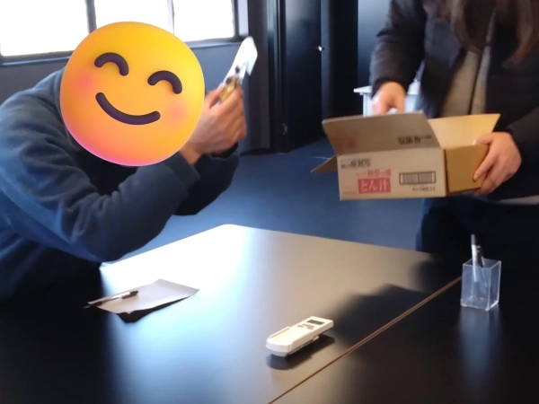 深々と頭を下げながらチョコを受け取る方