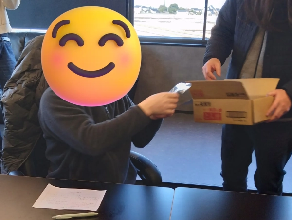 照れ臭そうにチョコを受け取る方