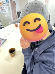 一口で餅を頬張る利用者さん