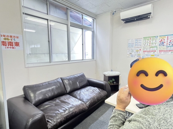 南南東を向きながら餅を食べる利用者さん