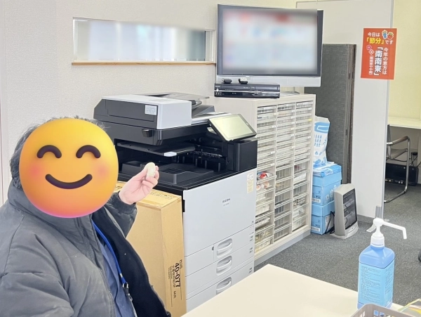 南南東の方角の張り紙を見ながら餅を食べる利用者さん