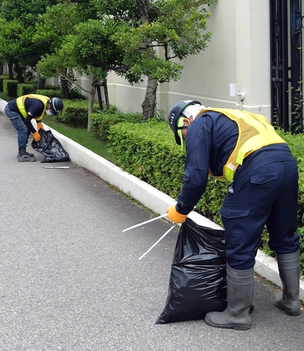 富山のA型事業所、eiki social workが、地域の清掃活動を行っている様子
