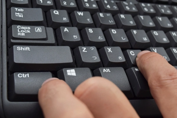 キーボードのショートカットキーを押しているところ
