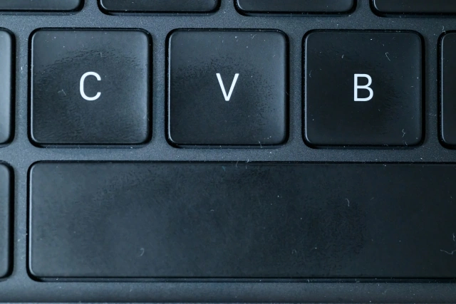 黒のキーボードのC、V、Bのキーの写真