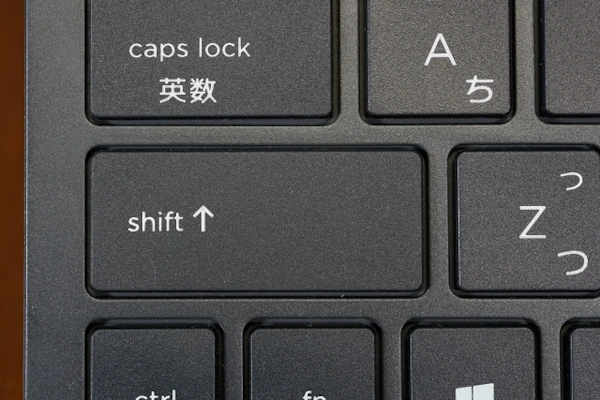 黒のキーボードのshiftの写真