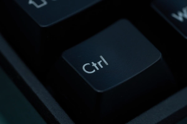 黒いキーボードのCtrlキーの写真