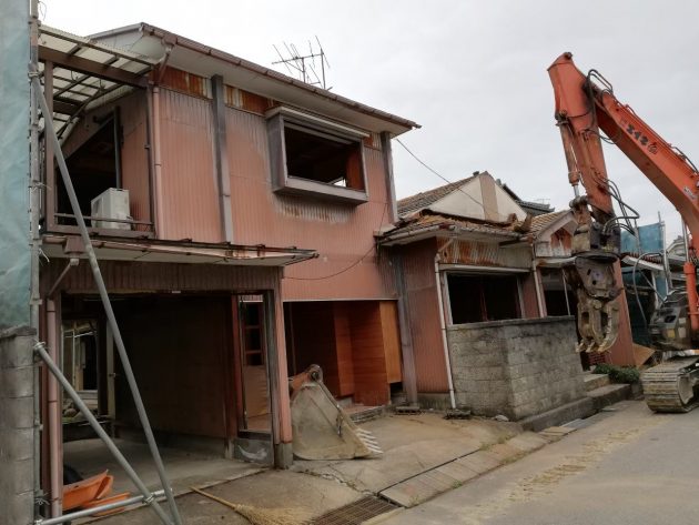 富山県の解体工事屋 株式会社エイキ　重機による木造住宅の解体工事前