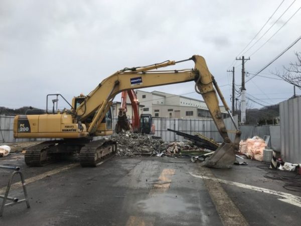 富山市の解体工事屋エイキ　トラックスケールを重機にて解体工事中