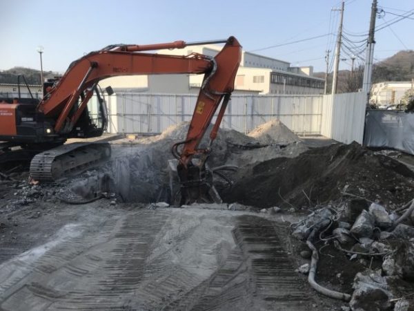 富山市の解体工事屋エイキ　トラックスケール解体工事　基礎部分の掘り出し