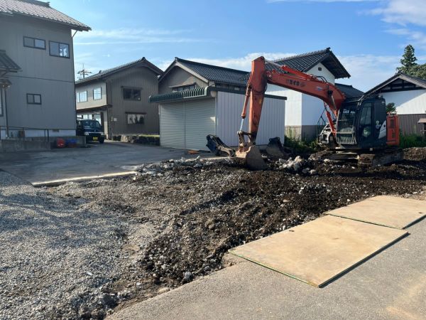 富山市の解体工事屋　株式会社エイキ　納屋の解体工事　更地づくりと整地化