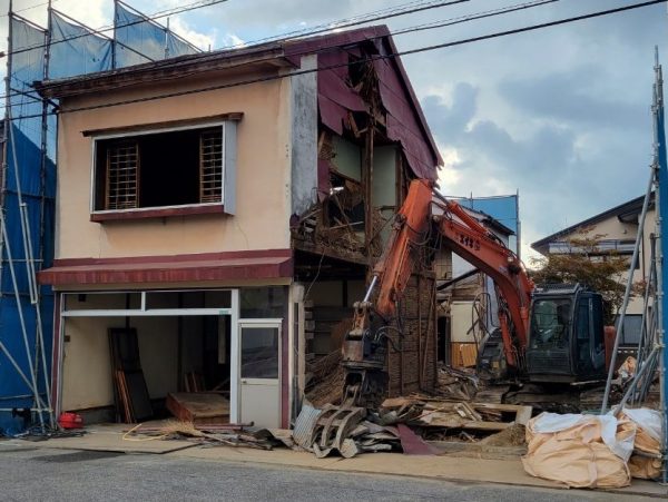 富山市の解体工事屋 株式会社エイキ 富山市の木造住宅の解体工事 重機による解体工事中