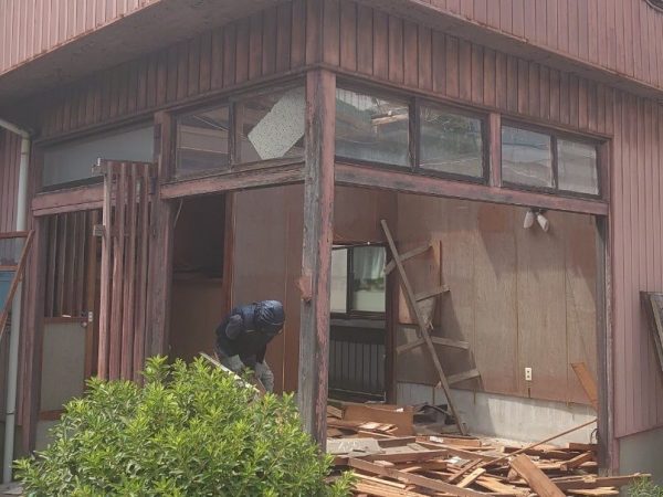 富山の解体工事屋　株式会社エイキ　木造住宅解体　小屋の前処理